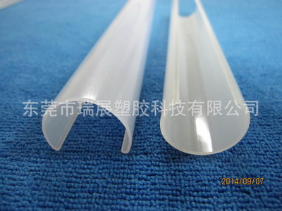 塑料異型材會(huì)變脆的原因是什么？